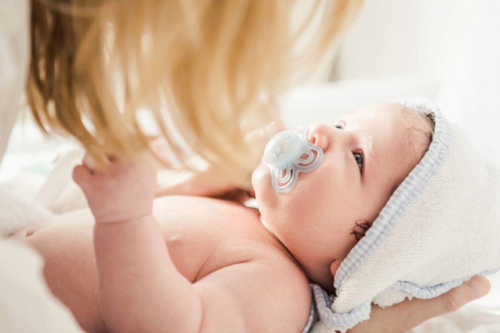 Joyful mother holds newborn after successful egg freezing in Greece, celebrating the outcome of modern fertility treatment.