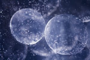 Mikroskopische Ansicht von IVF-Zellstrukturen im Zusammenhang mit Endometriose und Fruchtbarkeitsbehandlungen für Paare auf Empfängnissuche.