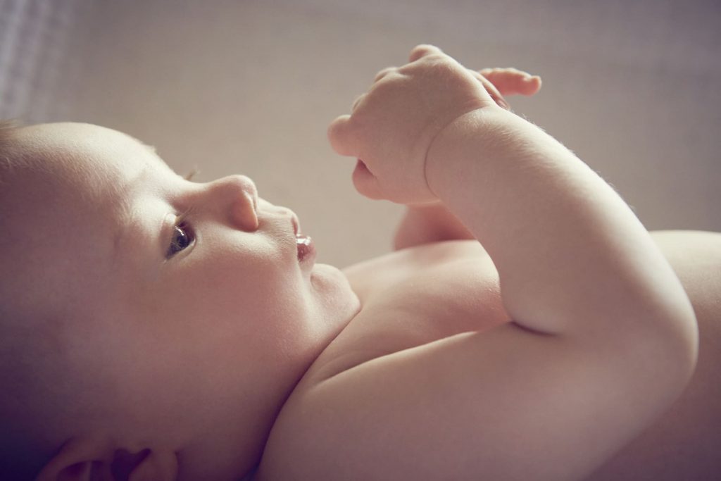 Neugeborenes Baby als Zeichen erfolgreicher IVF-Behandlung bei Myomen, die die Fruchtbarkeit beeinflussen, sanft und natürlich inszeniert.