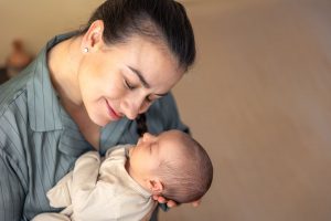 Μητέρα αγκαλιάζει τρυφερά το νεογνό της μετά από επιτυχημένη θεραπεία εξωτερικής γονιμοποίησης, συμβολίζοντας την ελπίδα και τις νέες αρχές στα ταξίδια της γονιμότητας.